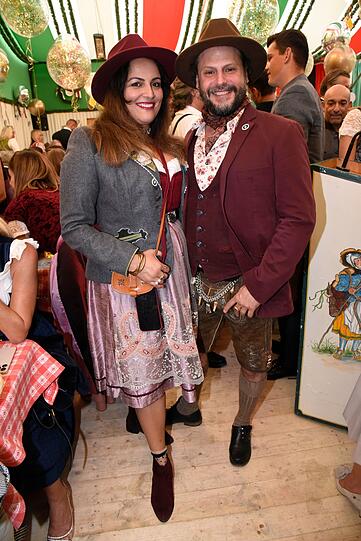 Manuel Cortez mit Freundin Saina Bayatpour