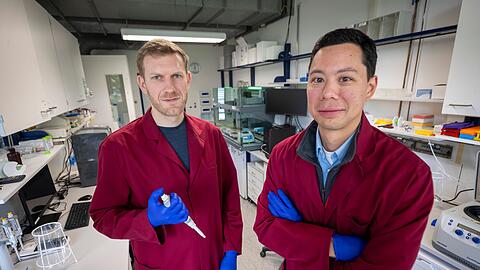 Kilian Vogele (l) und Patrick Großman (r) vom Start-Up-Unternehmen "Invitris" stehen in einem Laborbereich ihrer Firma, die sich auf die Bekämpfung von Krankenhauskeimen spezialisiert hat.