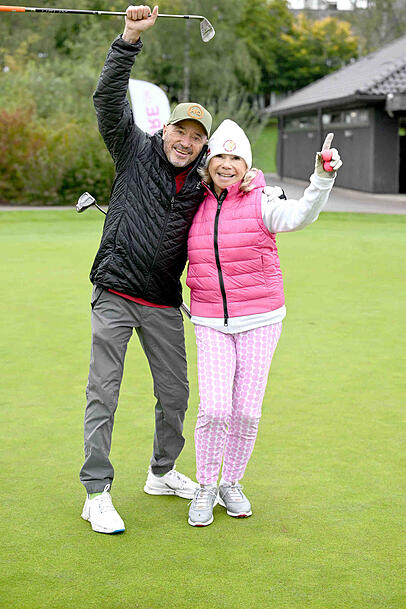 Christian Neureuther jubelt beim Golfen an der Seite von Marianne Hartl.