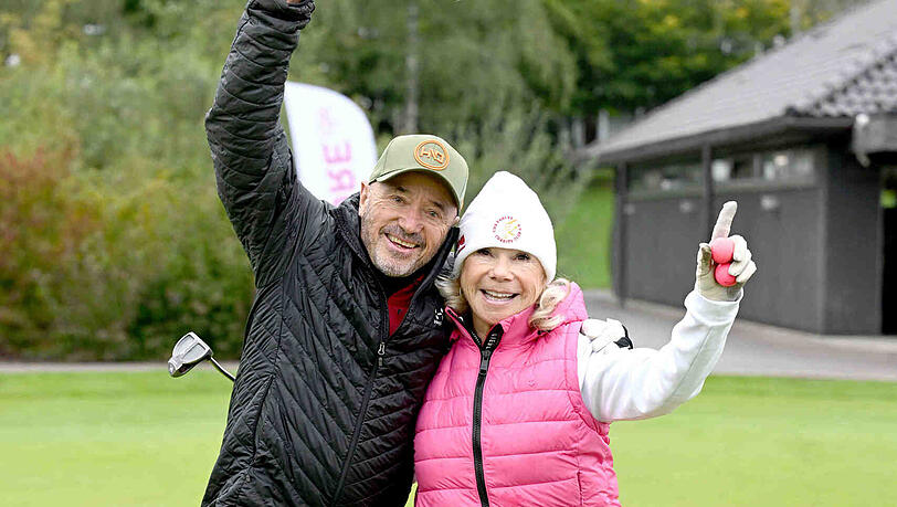 Christian Neureuther jubelt beim Golfen an der Seite von Marianne Hartl. Christian Neureuther jubelt beim Golfen an der Seite von Marianne Hartl.