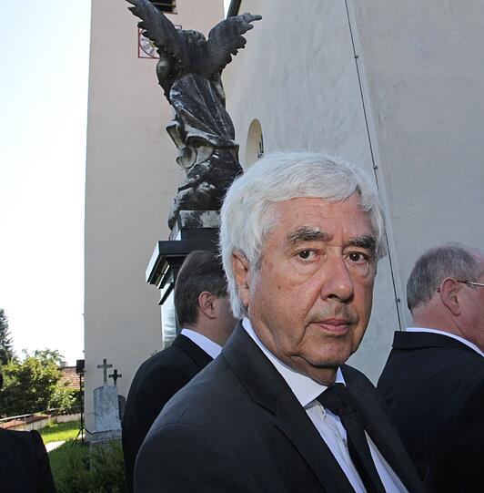 Für den FC Bayern kam Bayern-Vizepräsident Fritz Scherer