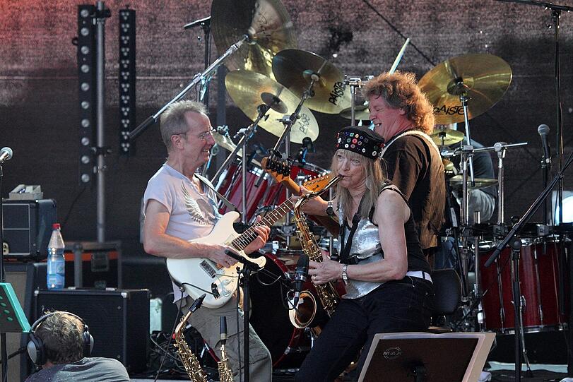 Das einmal im Jahr stattfindene Musikfestival "Zappanale" ist der Musik von Frank Zappa gewidmet. Es treten Zappa-Coverbands oder von dem Komponisten beeinflusste Musiker auf, aber auch bekannte Größen wie Alice Cooper, der dieses Jahr die Zappa-Bühne beehrt. Seit 1990 findet das Festival statt, 2003 wurde die "Zappanale" sogar vom Focus-Magazin im "Sommer Kultur Atlas" mit dem 6. Platz unter 60 Veranstaltungen ausgezeichnet - hier die Bilder.