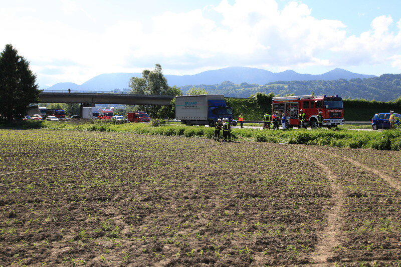 Einsatzkräfte bei der Bergung des Unfallwagens.