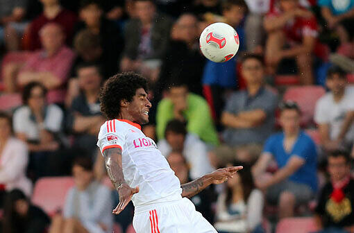 Dante stoppt sich mit der Brust den Ball.