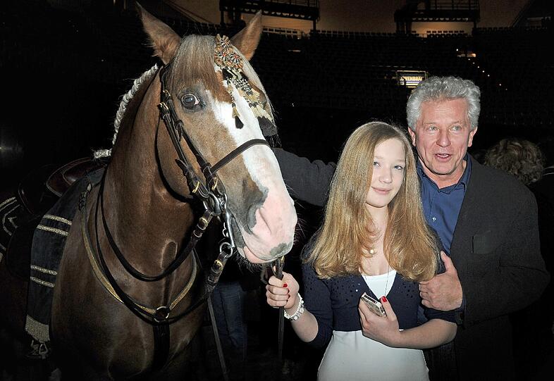 Während der Pause sehen sich auch Tatort-Star Miroslav Nemec und seine Tochter Nina die Pferde genauer an.