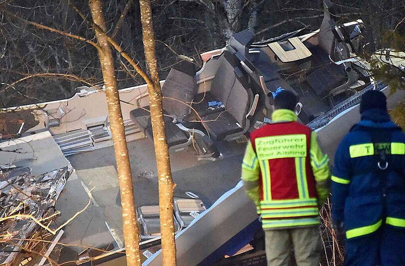 So kompliziert verläuft die Bergung der ineinander verkeilten Unglückszüge.