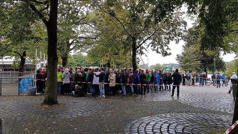 Das Warten auf die alten Herren. Vor Beginn des Konzerts der Rolling Stones in München stehen Fans vor dem Olympiastadion.