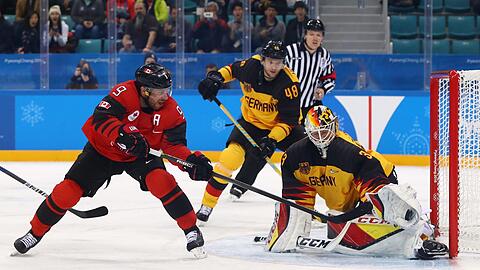 Kanada-Star Derek Roy scheitert im Halbfinale der Olympischen Spiele 2018 am deutschen Goalie Danny aus den Birken, ab sofort sind die beiden Teamkollegen beim EHC Red Bull München.