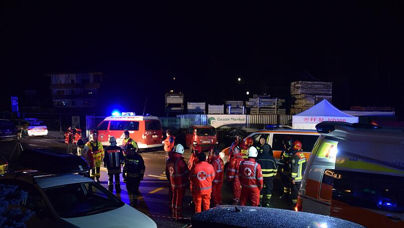 Einsatzkräfte der Freiwilligen Feuerwehr Luttach und des italienischen Roten Kreuzes sind an einer Unfallstelle in der Nähe von Bruneck in der Gemeinde Ahrntal in Südtirol zu sehen. Hier ist in der Nacht zum Sonntag ein Auto in eine Reisegruppe gefahren und hat sechs Menschen tödlich verletzt. Einsatzkräfte der Freiwilligen Feuerwehr Luttach und des italienischen Roten Kreuzes sind an einer Unfallstelle in der Nähe von Bruneck in der Gemeinde Ahrntal in Südtirol zu sehen. Hier ist in der Nacht zum Sonntag ein Auto in eine Reisegruppe gefahren und hat sechs Menschen tödlich verletzt.