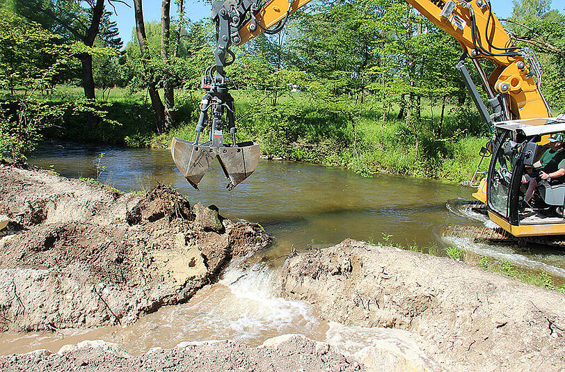 Wasser marsch: Der Bagger öffnet den neuen Seitenarm der Würm