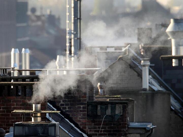 Qualmende Schornsteine: In der Bundesregierung gibt es unterschiedliche Ansichten, ob der CO2-Ausstoß etwa beim Heizen durch Emissionszertifikate oder aber eine Steuer bepreist werden soll.
