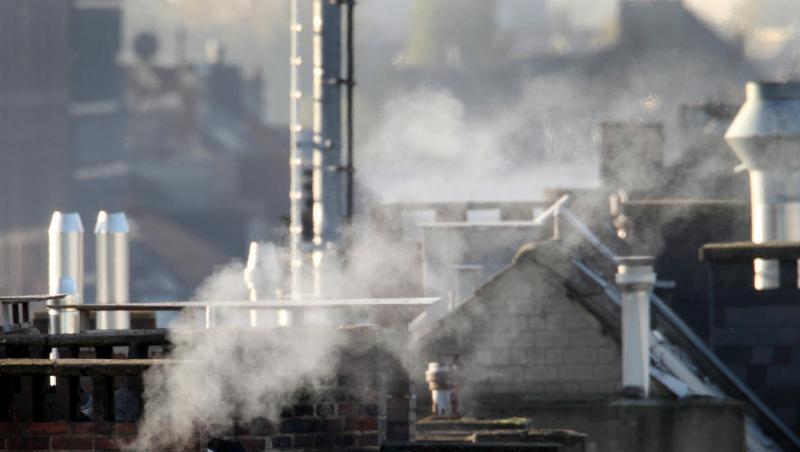 Qualmende Schornsteine: In der Bundesregierung gibt es unterschiedliche Ansichten, ob der CO2-Ausstoß etwa beim Heizen durch Emissionszertifikate oder aber eine Steuer bepreist werden soll. Qualmende Schornsteine: In der Bundesregierung gibt es unterschiedliche Ansichten, ob der CO2-Ausstoß etwa beim Heizen durch Emissionszertifikate oder aber eine Steuer bepreist werden soll.