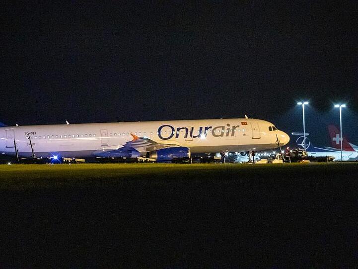 Eine Maschine der türkischen Fluggesellschaft Onur Air war am Nürnberger Flughafen nach der Landung vom Rollfeld abgekommen.