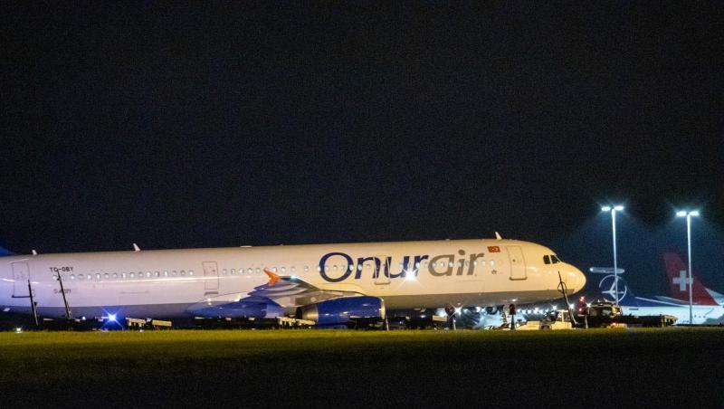 Eine Maschine der türkischen Fluggesellschaft Onur Air war am Nürnberger Flughafen nach der Landung vom Rollfeld abgekommen. Eine Maschine der türkischen Fluggesellschaft Onur Air war am Nürnberger Flughafen nach der Landung vom Rollfeld abgekommen.