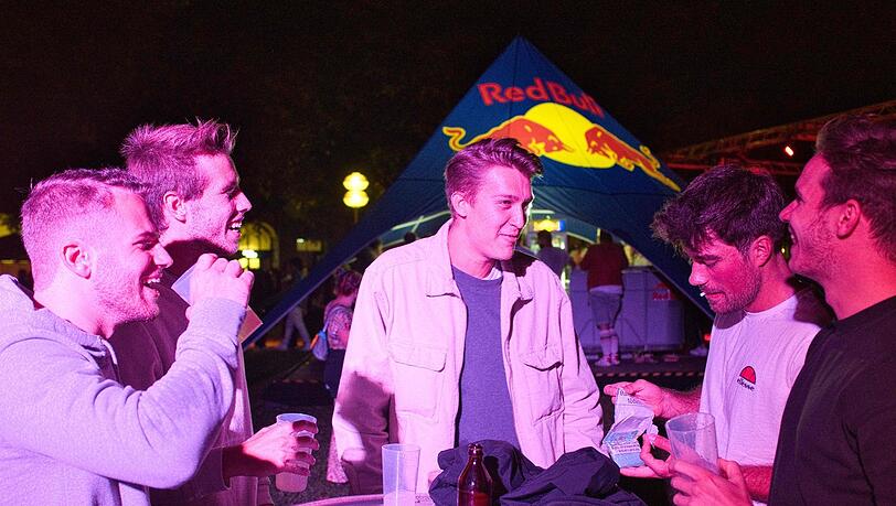 Simon, Dominik, Freddi, Niklas und Mika (21) haben heute noch viel vor. Simon, Dominik, Freddi, Niklas und Mika (21) haben heute noch viel vor.