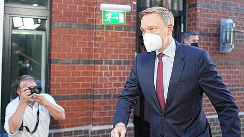 FDP-Chef Christian Lindner auf dem Weg zu einem Pressestatement.