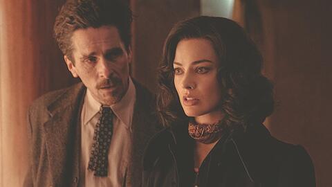 Burt (Christian Bale) und Valerie (Margot Robbie) werden in ein Mordkomplott verstrickt.