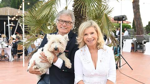 Marianne und Michael Hartl mit Hund Winnie.