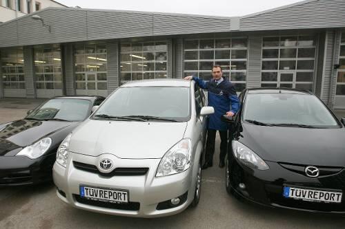Die drei Siegerfahrzeuge beim TÜV-Report 2009: Auf Platz eins der Toyota Corolla Verso (M.), auf Platz zwei der Mazda 2 (r.) und auf Platz drei der Porsche 911.