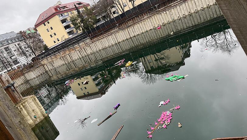 Hier schwimmen das Krokodil und die Flamingos noch. Mittlerweile ist das Wasser abgepumpt.