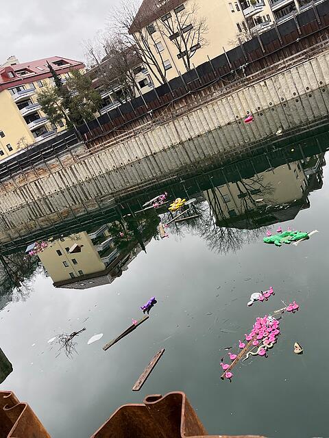 Hier schwimmen das Krokodil und die Flamingos noch. Mittlerweile ist das Wasser abgepumpt.