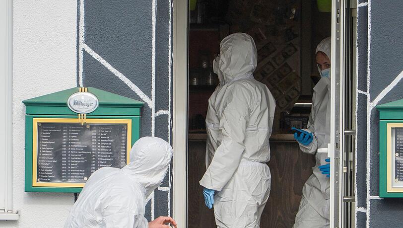 Beamte der Spurensicherung arbeiten in dem Lokal in Raunheim. Beamte der Spurensicherung arbeiten in dem Lokal in Raunheim.