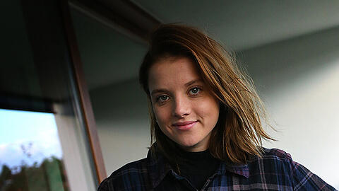 Jella Haase am Set ihres neuen Films "Nirgendwo". Bekannt wurde die Schauspielerin vor allem durch ihre Rolle als "Chantal" im Film "Fack Ju Göhte".