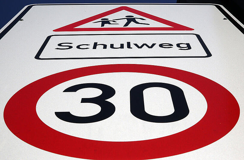 Eine Initiative des Bundesverkehrsministeriums sieht mehr Tempo-30-Zonen vor Schulen vor.