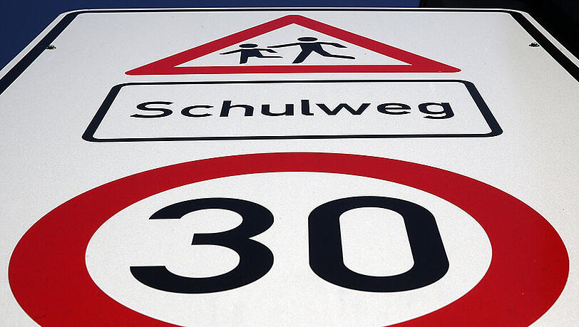 Eine Initiative des Bundesverkehrsministeriums sieht mehr Tempo-30-Zonen vor Schulen vor. Eine Initiative des Bundesverkehrsministeriums sieht mehr Tempo-30-Zonen vor Schulen vor.