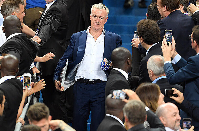 Schwerer Gang: Frankreichs Nationaltrainer Didier Deschamps holt sich nach dem verlorenen EM-Finale seine Medaille ab.