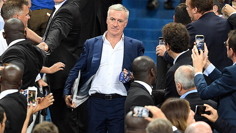 Schwerer Gang: Frankreichs Nationaltrainer Didier Deschamps holt sich nach dem verlorenen EM-Finale seine Medaille ab. Schwerer Gang: Frankreichs Nationaltrainer Didier Deschamps holt sich nach dem verlorenen EM-Finale seine Medaille ab.