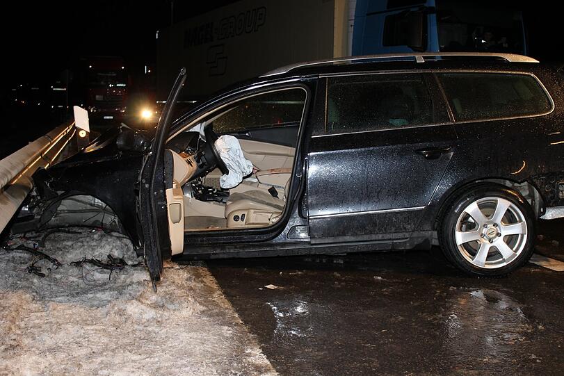 Mit seinem Passat versucht der Mann zu flüchten und verursacht dabei einen tödlichen Unfall.