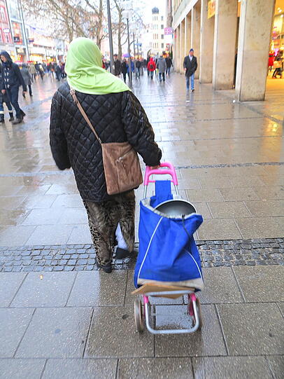 Am Samstag habe ich eine Teflon Bratpfanne in einem Mülleimer in der Fußgängerzone gesehen und fotografieren wollen. Kaum habe ich ein paar Fotos gemacht - schwuppdiwupp war die Bratpfanne weg!!! Ein mobiles Recycling-Rollkommando war unterwegs!