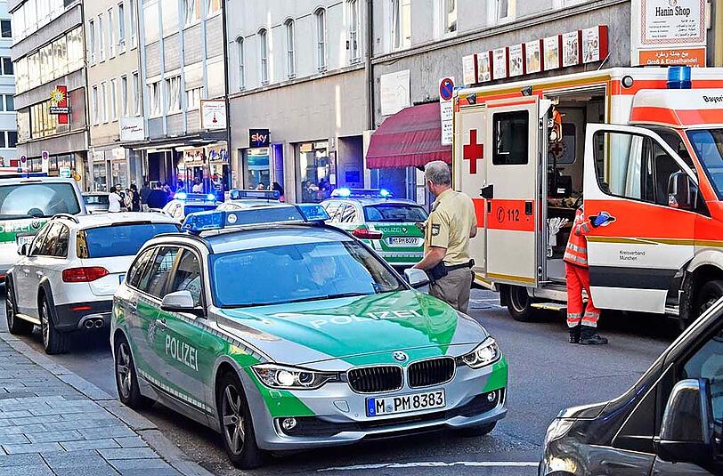 Mehrere Beteiligte prügelten sich in einer Bar in der Landwehrstraße. Es gab einige Verletzte, Polizei und Rettungsdienst waren mit einem Großaufgebot im Einsatz.