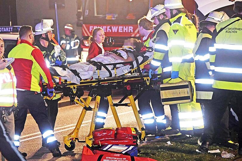 Der Fiat wurde beim Abbiegen von einer Tram gerammt. Zwei Frauen wurden schwer verletzt.