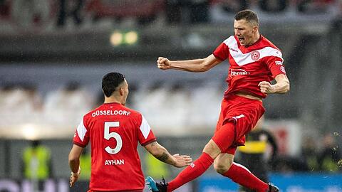 Düsseldorfs Oliver Fink (r) bejubelt sein Tor zum 2:0 mit Kaan Ayhan.