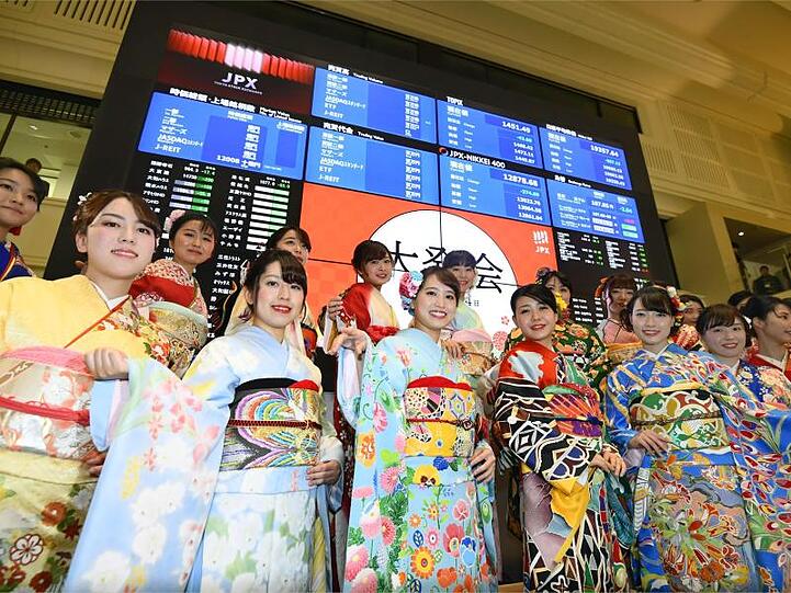 Die Börse in Tokio hat am ersten Handelstag des neuen Jahres mit Verlusten geschlossen.