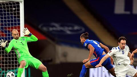Der Engländer Dominic Calvert-Lewin (M.) trifft gegen San Marino zum 2:0.