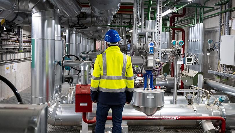 Ein Mitarbeiter der Stadtwerke M&uuml;nchen steht in der Geothermieanlage im Heizkraftwerk S&uuml;d. Ein Kraftwerker bekommt etwa zwischen 3940 und 5130 Euro.