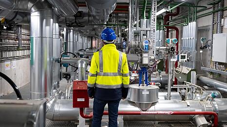 Ein Mitarbeiter der Stadtwerke M&uuml;nchen steht in der Geothermieanlage im Heizkraftwerk S&uuml;d. Ein Kraftwerker bekommt etwa zwischen 3940 und 5130 Euro.