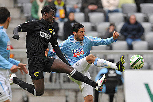 Radhouene Felhi im Zweikampf mit Aachens Babacar Gueye.
