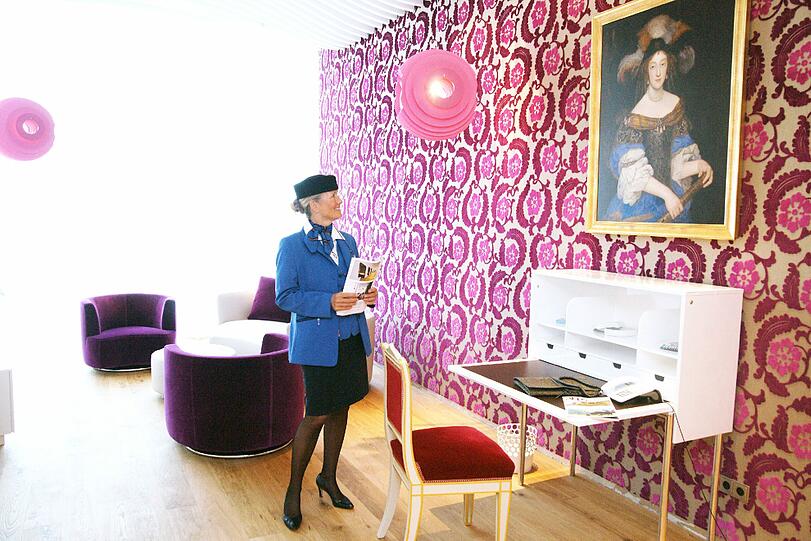 Eine Flughafenmitarbeiterin bestaunt die Suite "Schloss Linderhof".