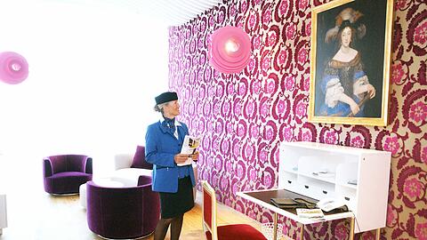 Eine Flughafenmitarbeiterin bestaunt die Suite "Schloss Linderhof".