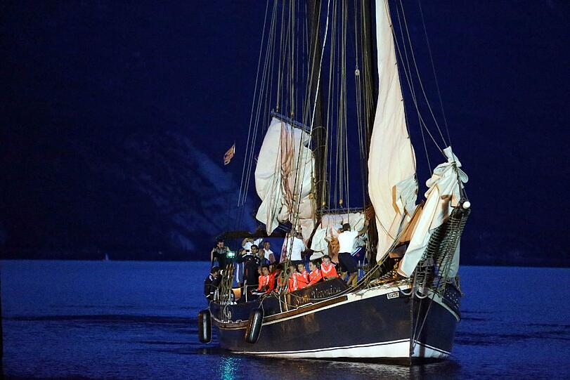 Am Sonntagabend wurden die Bayern offiziell im Trainingslager am Gardasee willkommen geheißen - und schipperten mit dem Segelboot an. Sehen Sie hier die Bilder.