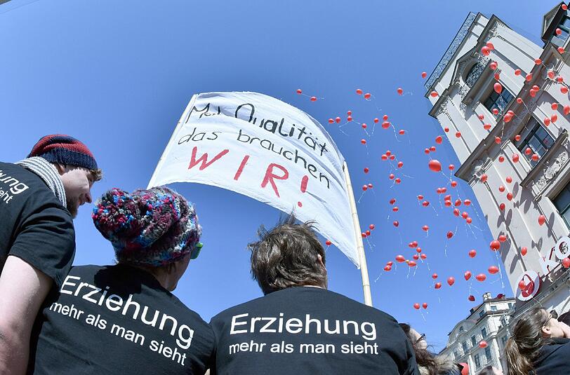 "Mehr Qualität das brauchen WIR!": Erzieher trafen sich am Mittwoch in der Innenstadt zu einem Warnstreik der Kindertagesstätten.