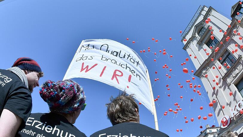 "Mehr Qualität das brauchen WIR!": Erzieher trafen sich am Mittwoch in der Innenstadt zu einem Warnstreik der Kindertagesstätten. "Mehr Qualität das brauchen WIR!": Erzieher trafen sich am Mittwoch in der Innenstadt zu einem Warnstreik der Kindertagesstätten.