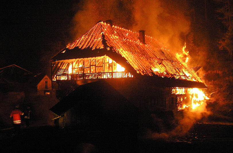 Mehr als 80 Tiere sind bei einem Feuer auf einem bauernhof in Attl bei Wasserburg verbrannt. (Archivfoto)
