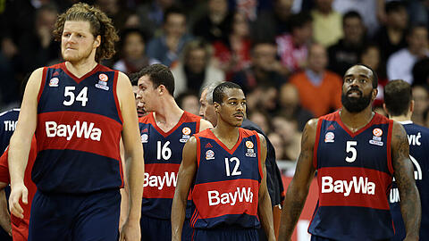 Chancenlos beim 67:84 gegen Fenerbahce Istanbul: Bayerns Basketballer um John Bryant (l.).