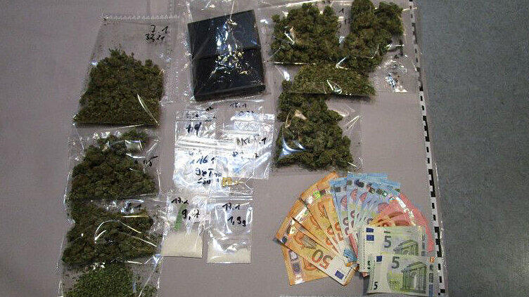 Diese Drogen wurden im Zimmer einer 17-jährigen Schülerin gefunden.