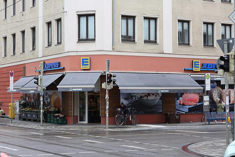 Der besonders gerissene Trickdieb täuscht sogar den Filialleiter. 